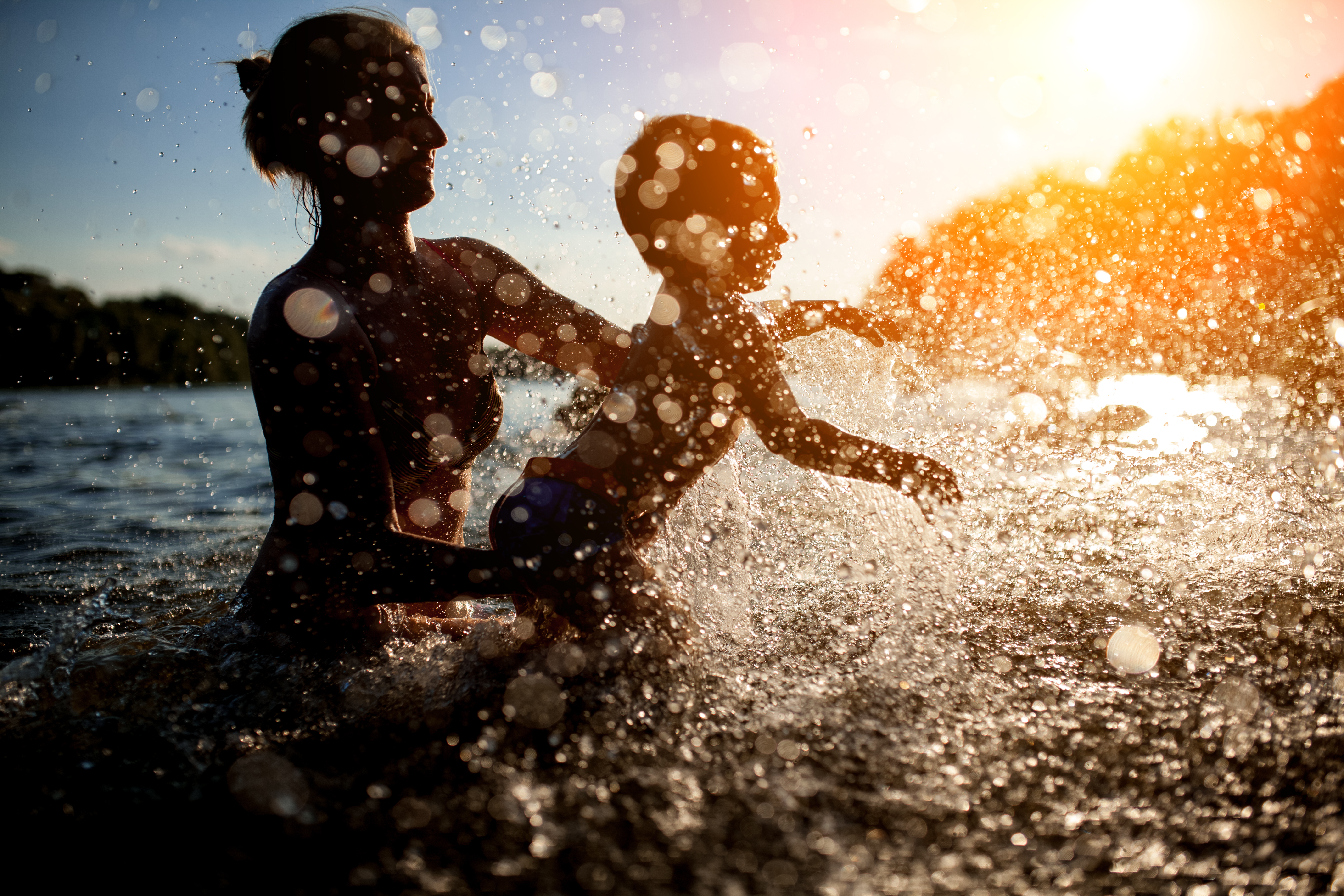 Baignade d'une mère et de son enfant. Crédits: Shutterstock.