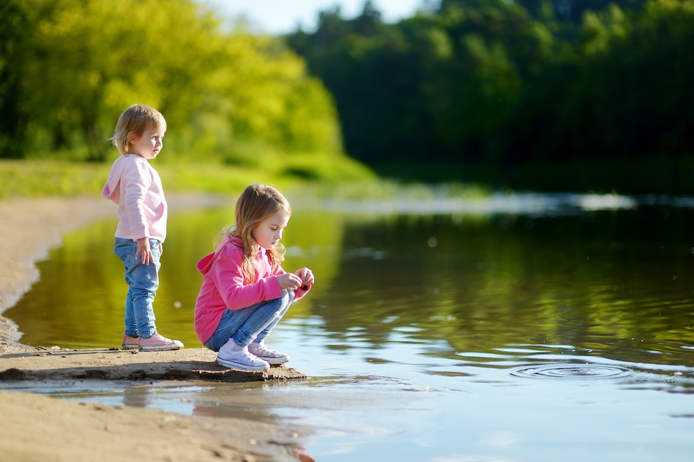 Enfants au bord de l'eau